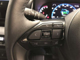 【ステアリングスイッチ】マルチインフォメーションディスプレイ内の表示切替や運転支援機能、オーディオなどの操作をステアリングから手を離さずに行うことができます。