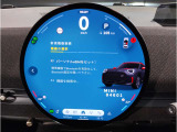 【Bluethooth接続可能】お手持ちの端末をiDriveと接続可能で御座います。お気に入りのミュージックを流しながらのドライブや、運転中の着信時などに接続していると非常に便利で御座います。