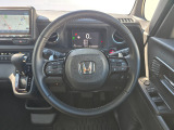 ドライバーの操作性に配慮したステアリング。快適な運転をサポートします。