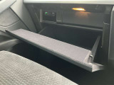 開く瞬間の滑らかな動きと、指先に伝わる確かな剛性感。柔らかな照明に照らされた空間は、外観の美しさと遜色のない上質な素材で設えられ、大切な小物を優しく包み込みます。