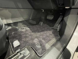 内装工程では、中古車を気持ちよくお乗りいただけるよう清掃しております。シートの洗浄はもちろん、ニオイの元となるフロアカーペットまで洗浄・消臭を実施。