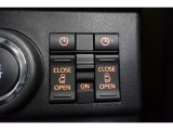 両側パワースライドドアが付いています。室内のボタン一つで左右のスライドドアを開閉することができます。挟み込み防止装置が付いているので安心です。