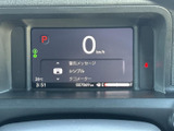 デジタル表示で視認性が高く、運転中の情報取得をサポート。シンプルでスタイリッシュなデザインが、空間に洗練された印象を与えます。