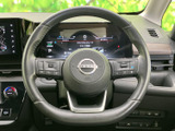 握りやすいステアリングで、快適なドライビングを実現。操作系のスイッチも配置されており、運転中の操作をスムーズに行うことができます。