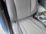 運転席シートに破れなどはございません。