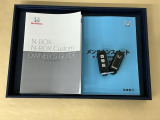 メンテナンスノート【点検整備記録簿・保証書】、取説も揃ってます。スマートキーはバッグなどにしまったままボタン操作でエンジン始動・停止やハイブリッドシステムの起動や停止ができて大変便利です