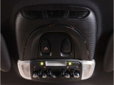 【SOSコール】車両の通信システムにより、SOSコールを発信することが可能です。また、エアバックの開くような大きな事故の場合は自動で通信を開始します。もしもの時にも安心です。