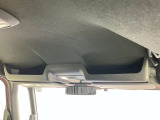 【オーバーヘッドシェルフ】前席天井にはポケットが付いているのでぱっと出したい荷物なども収納できます!