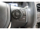 ステアリングには運転中でも簡単に操作できる各種スイッチついてます