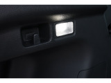 トランクルームにはLEDライトや袋などがかけられるフック付き!