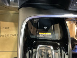 【ワイヤレス充電器】Qi対応のスマートフォンを置くだけで充電ができます。【アクセサリーソケット】電源からケーブルをつなげば、スマートフォンなどの電子機器の充電などを行うことができます!