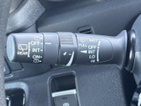 ワンタッチでワイパーを操作できるので、雨天時でも視界を確保しやすく、安全運転をサポートします。シンプルで使いやすいデザインです。