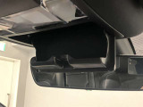 ルームミラー付近。ミラー上部の小物入れも便利ですね。