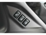 運転席のシートポジション(前後スライド、座面の上下・前後角度、リクライニング角度など)に加え、左右のドアミラーの角度も記憶させることができます。