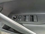パワーウィンドウのスイッチですよ。運転席に居ながら窓を開け閉めのコントロールできます。
