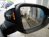 《レーンチェンジアシストシステム》 後方から接近する車両を検知すると点灯して知らせてくれます。これで車線変更も怖くない!