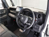 ◆視界広々で非常に運転しやすくロングドライブでも疲れを感じさせないすっきりとまとまったインパネ周りです。