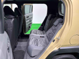 リヤシートは左右分割可倒式シートです。座席一つ一つにも気配りを♪ 「2名乗車+大きな荷物」「3名乗車+長物」などとシーンに合わせて多彩にアレンジできます。