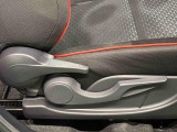 運転する人それぞれの体格に合わせてドライビングポジションをきめ細かく調整できる、運転席シ-トリフタ-が付いています(^^♪