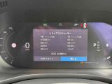ドライバーディスプレイにもナビ画面が表示され、運転中の目線の移動を最小限に抑えることが出来ます。