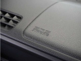 ◆助手席エアバッグ◆SRSエアバッグは、シートベルトだけでは防ぎきれない衝突時の衝撃から乗員を守るための安全装置。衝突時に瞬時に膨らみ、頭部や胸部がダッシュボードに直接衝突するのを防ぎます。