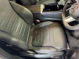 メルセデスのシートは、少し硬めに出来ておりますので、長時間の運転でも疲れにくく、安全にドライビングをお楽しみ頂けます