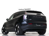 Volvo Cars appで車にリモートアクセスして、空調機能の操作や車の施錠・開錠、ソフトウェア更新などが可能です。エアコンやシートヒーターを操作して、出発前に車内を快適な温度に整えられます。