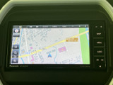 鮮明な地図表示で、目的地までのルートをスムーズに確認できます。最新の情報を反映し、安全運転をサポートしてくれる機能が満載です。