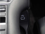 ◆USB接続端子◆スマホやiPodなどを接続して、いつもの音楽を車内でもお楽しみいただけます♪