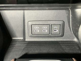 充電用USB端子・メディアプレイヤー接続端子が付いています。
