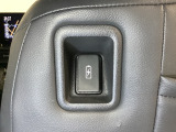 運転席の後ろには充電可能なUSB端子がついています。横のポケットにスマートフォンなどを差し込んで移動中に充電もできるので便利です。