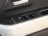 パワーウィンドウのスイッチです。車種によっては鍵のロック・アンロックに連動してミラーが開閉する「オートリトラクタブルミラー」も装備!