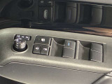 格納式リモコンドアミラーと、パワーウィンドウマスタースイッチです。車内の換気も運転席から簡単に行えます。