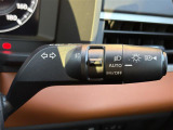【オートライト(AUTO)】外の明るさをシステムが感知して、自動でヘッドライトが点灯します。ヘッドライトをつけ忘れを防ぐ便利機能です。