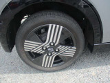 メーカーオプションのアルミホイール。タイヤサイズは155/65R14です。