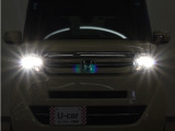 HIDヘッドライト(オートライト機能付)が搭載されており、遠くまで明るく照らし、夜間の道路等での安心感が向上しております。