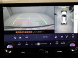 パノラミックビューモニターを装備。駐車場や交差点でクルマを真上から見るように周囲を確認できます。機能の詳細は販売店スタッフまでおたずねください。