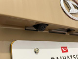 【バックカメラ】 駐車時に車両後方の様子を見ることができるので、運転の不安を軽くします。