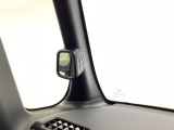 【サイドビューサポートミラー】停車時や発進時、対向車とのすれ違いや路肩に寄せるときなど、車両左側前方を確認するときに役立ちます。