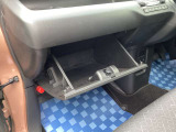 助手席側には大きなグローブボックスを備えています。車検証などを保管できます。