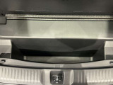 荷室には便利な床下収納もあります。