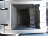 運転席と助手席の間にあるアームレストの蓋を開けると、小物入れがあります。また、USBのタイプCケーブルが2本使えます。