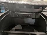 運転席前の収納スペースです。