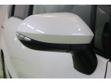 バイカラーでスマートなウインカーミラーです。ウインカーミラーはお洒落なだけでなく対向車や歩行者からの視認性が良く安全性が向上し、事故防止にもつながります。
