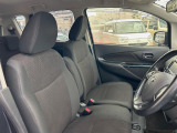 運転席まわりには十分なスペースがあり、大柄な方でもゆったり運転していただける環境です。