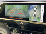 駐車時や後退時に、安全確認をサポート。死角になりやすい後方の状況をモニターに映し出し、スムーズな後退をアシストします。