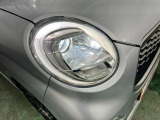 白く明るい光で夜間走行をサポートするLEDヘッドランプを搭載