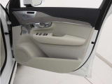 運転席ドアの全景です。キャビンを彩るすべてのものに、機能を形にした美しさが備わっています。