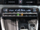 左右独立温度コントロールフルオートエアコンです。運転席、助手席それぞれで独立して温度設定ができます。冷え性の方が乗っても安心ですね♪