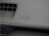 ◆助手席エアバッグ◆SRSエアバッグは、シートベルトだけでは防ぎきれない衝突時の衝撃から乗員を守るための安全装置。衝突時に瞬時に膨らみ、頭部や胸部がダッシュボードに直接衝突するのを防ぎます。